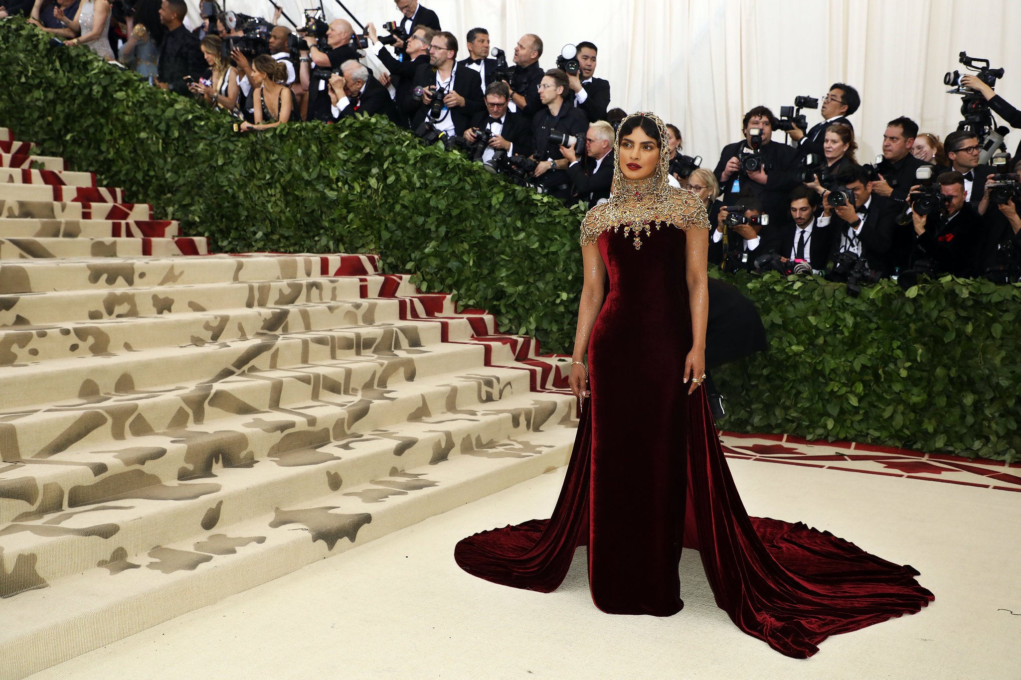 Gala tsym. Приянка Чопра мет Гала 2018. Priyanka Chopra at the met Gala, 2018. Мет Гала 201. Met Gala, 2018 год.